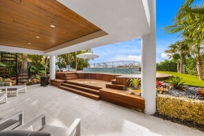 Property grounds - Gulfview Estate: Beachfront luxury home with sweeping Gulf views (Anna Maria)