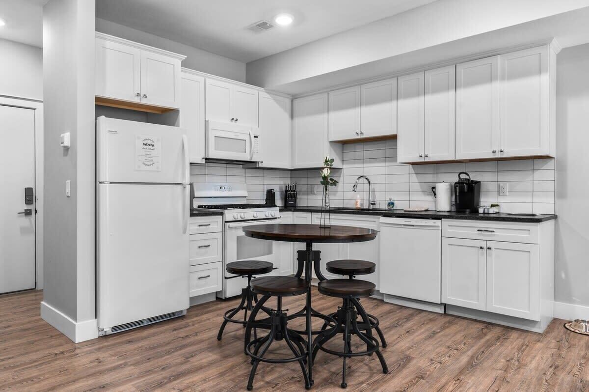 Køleskab, mikrobølgeovn, ovn, kogeplade