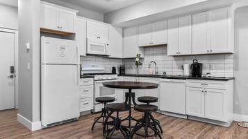 Køleskab, mikrobølgeovn, ovn, kogeplade