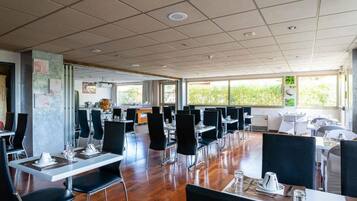 Petit déjeuner buffet (12 EUR par personne)