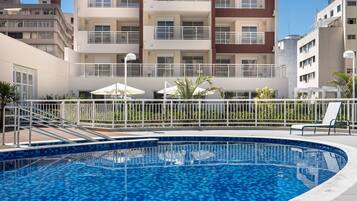 Piscina coberta i piscina a l'aire lliure