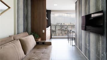 Studio Urbe 1803 | Woonruimte | Een 42-inch smart-tv met digitale zenders en een televisie