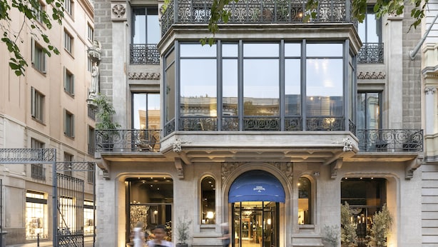 A historic building with a large glass facade, ornate iron balconies, and a classic architectural style. - Hotel Casa Sagnier (Barcelona)