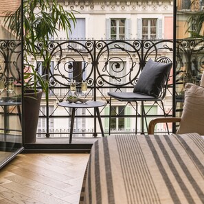 Ylelliset vuodevaatteet, untuvapeitot, memory foam -patjalliset sängyt