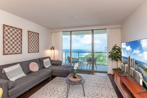 TV - Ocean View 2 Bed Condo w/ AC/Pool/Gym/1 Parking/ Washer & Dryer (Honolulu)