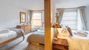 5 bedrooms, desk, iron/ironing board, free WiFi