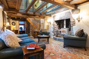 Interior - Atmospheric 16th Century Merchants House (Ashburton)