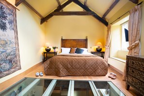 5 bedrooms, desk, iron/ironing board, free WiFi - Atmospheric 16th Century Merchants House (Ashburton)