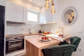 Réfrigérateur, four, plaque de cuisson, cafetière/bouilloire