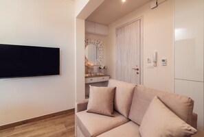 TV - Maison Downtown Luxury Studio! (Zakynthos)