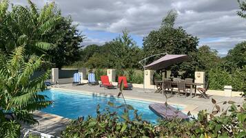 Una piscina al aire libre, una piscina climatizada