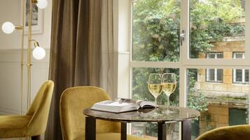 Studio Suite | Wohnbereich | 50-Zoll-Flachbildfernseher mit Satellitenempfang, Fernseher