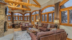 Télévision, cheminée