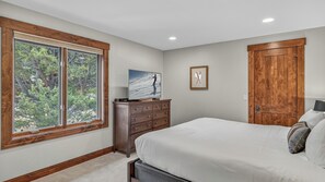 5 bedrooms, desk, iron/ironing board, free WiFi