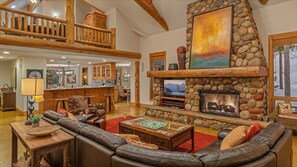 Smart TV, chimenea, videojuegos y oficina 