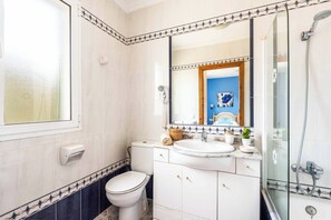 Combined shower/tub, towels - Villa Karoline - Four Bedroom Villa, Sleeps 6 (Los Delfines)
