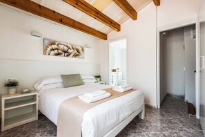 7 bedrooms, WiFi, bed sheets
