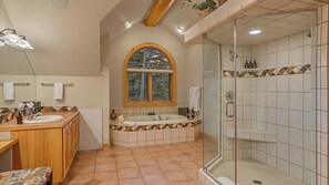 Haartrockner, Handtücher, Seife, Shampoo