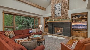 Smart TV, caminetto, videogiochi, tavolo da ping pong