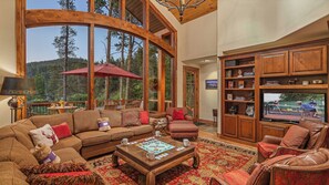 Smart TV, caminetto, videogiochi, studio