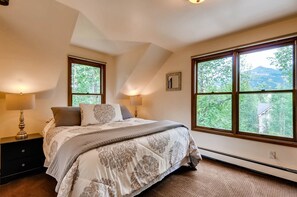 10 bedrooms, iron/ironing board, free WiFi, bed sheets