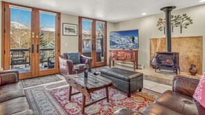 تلفزيون، مدفأة، كرة قدم الطاولة، تنس طاولة