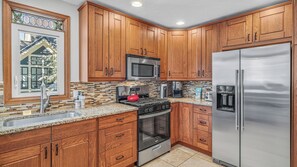 ثلاجة، ميكروويف، فرن، موقد طهي مسطح