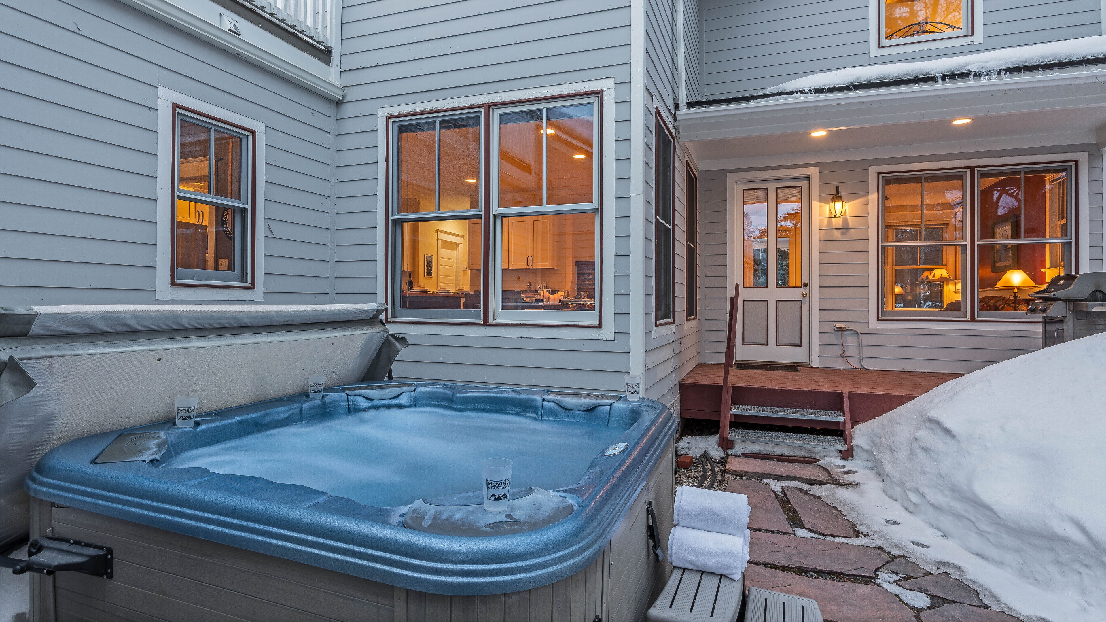 Charming w\/Mountain Views + Hot Tub + Walk to Downtown - Hideaway on High