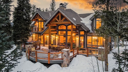 Hot Tub + Ski Shuttle + Mtn Views - Mountain Bear Lodge