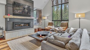 TV, fireplace - Luxury + Hot Tub + Close to Golf/Fishing/Skiing - Restoration on the River (Breckenridge)