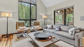 TV, fireplace - Luxury + Hot Tub + Close to Golf/Fishing/Skiing - Restoration on the River (Breckenridge)