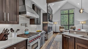 Fridge, microwave, oven, stovetop - Luxury + Hot Tub + Close to Golf/Fishing/Skiing - Restoration on the River (Breckenridge)