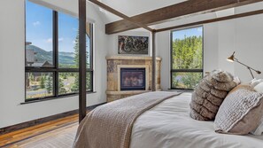 4 bedrooms, iron/ironing board, free WiFi, bed sheets - Luxury + Hot Tub + Close to Golf/Fishing/Skiing - Restoration on the River (Breckenridge)