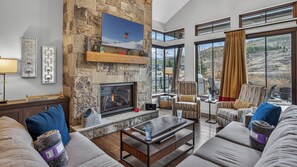 Smart TV, fireplace, video games - Luxury W/Mountain Views + Hot Tub + Ski Shuttle - River Song at the Shores (Breckenridge)