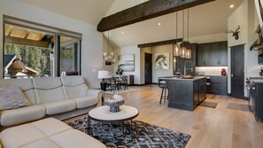 Smart TV, caminetto, studio