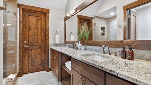 Hair dryer, towels, soap, shampoo - Spacious w/Mountain Views + Hot Tub + Close to Peak 8 - Boulder Vista (Breckenridge)
