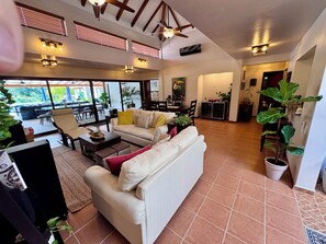 Smart-TV, Videospiele, DVD-Player, Bücher