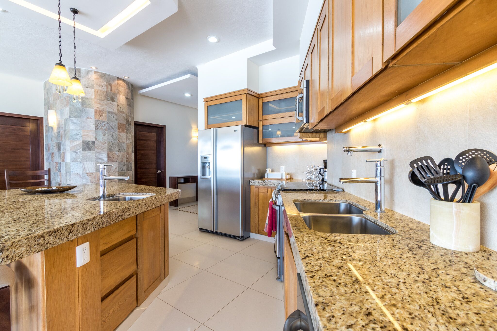 Kjøleskap, mikrobølgeovn, ovn og kokeplater