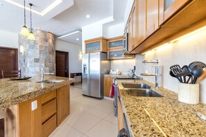 ثلاجة، ميكروويف، فرن، موقد طهي مسطح