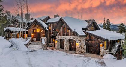 Spacious w/ Mtn Views + Hot Tub + Theatre Room - Chalet du Soleil