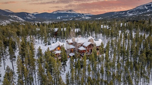 Spacious w/ Mtn Views + Hot Tub + Theatre Room - Chalet du Soleil