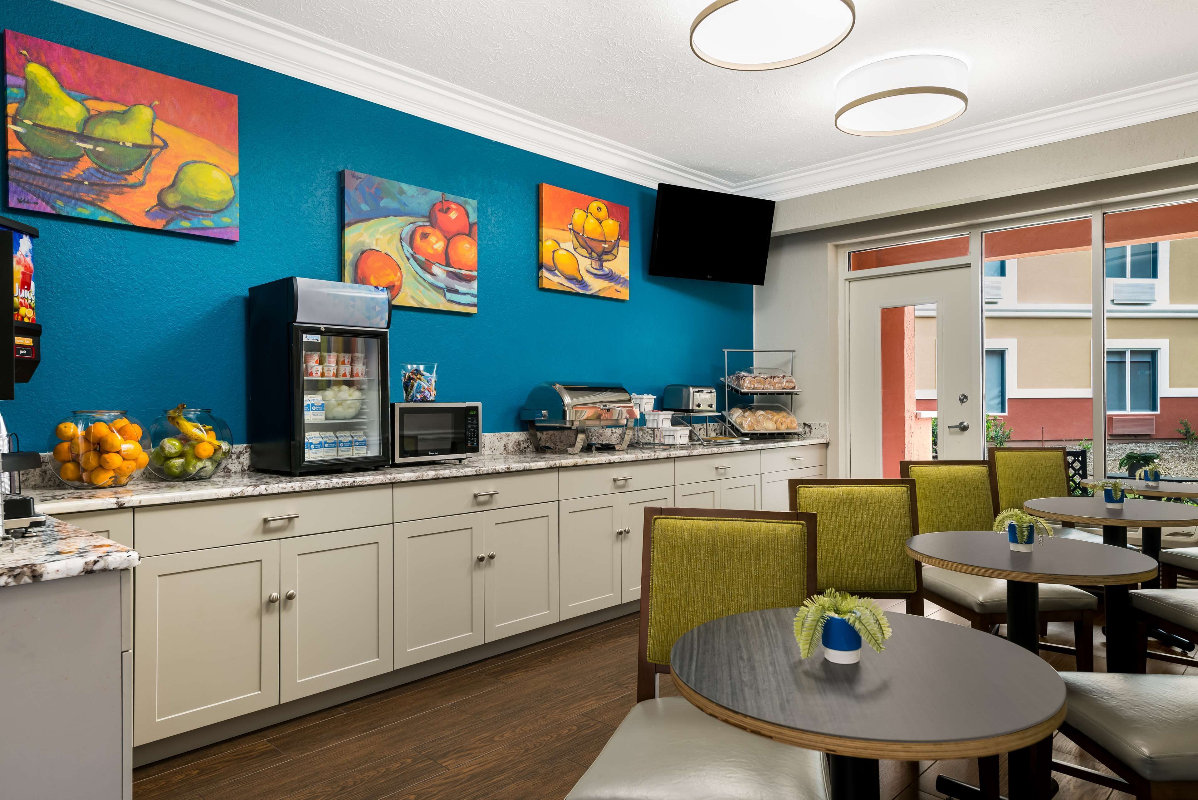 free daily full breakfast