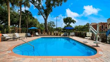 Una piscina al aire libre (de 08:30 a 20:30), sombrillas, tumbonas