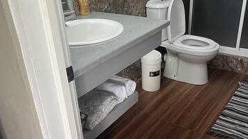 Suihku, pyyhkeet, saippua, vessapaperi