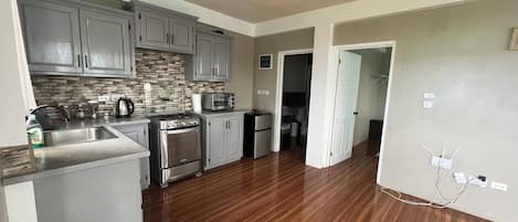 Fridge, oven, stovetop, electric kettle
