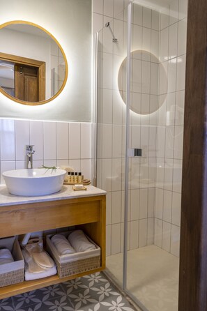 Deluxe-værelse - balkon | Badeværelse | Bruser, brusehoved med spredningseffekt, gratis toiletartikler