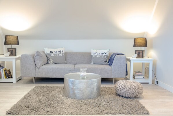 Unclassified image, 1 of 18, button