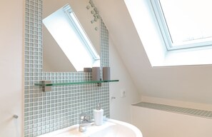 Sèche-cheveux, serviettes fournies