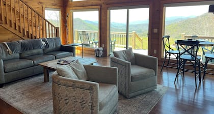 Spectacular Mountain Views w/Pool table and Fire pit!