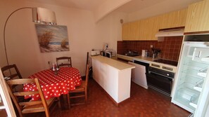 Microwave, oven, dishwasher, coffee/tea maker